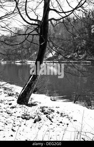 Verschneiten Fußweg entlang des Flusses tragen in Durham, England. WInter 2012/13. Stockfoto