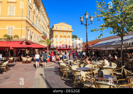 Open-Air-Restaurants in Cours Saleya, Altstadt, Nizza, Alpes Maritimes, Provence, Cote d ' Azur, Côte d ' Azur, Frankreich, Europa Stockfoto