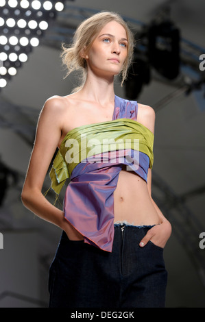 Ein Model trägt eine Design erstellt durch Marques'Almeida während der London Fashion Week Frühjahr/Sommer 2014. Stockfoto