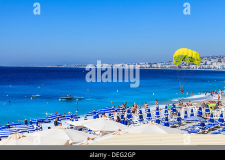 Strandszene, Nizza, Alpes Maritimes, Provence, Cote d ' Azur, Côte d ' Azur, Frankreich, Mittelmeer, Europa Stockfoto