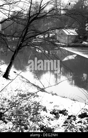 Verschneiten Fußweg entlang des Flusses tragen in Durham, England. WInter 2012/13. Stockfoto