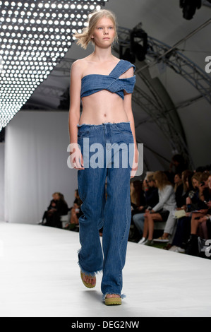 Ein Model trägt eine Design erstellt durch Marques'Almeida während der London Fashion Week Frühjahr/Sommer 2014. Stockfoto