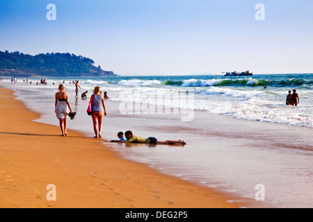 Touristen am Strand, Goa, Indien Stockfoto