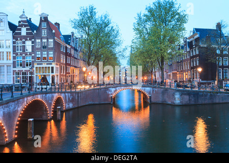 Keizersgracht und Leidsegracht Kanäle bei Dämmerung, Amsterdam, Niederlande, Europa Stockfoto