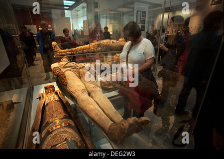 British Museum, London, England. 9-2013 Besucher genießen die Displays von Mumien in den ägyptischen Galerien. Stockfoto