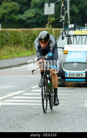 Sir Bradley Wiggins von Sky Procycling Stufe 3 der 2013 Tour of Britain, eine 16km Einzelzeitfahren in Knowsley, Merseyside Stockfoto