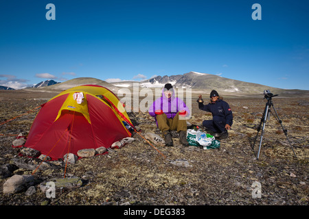 Outdoor-Fotografen Øyvind Martinsen und Zizza Gordon in ihr Zeltcamp im Dovrefjell Nationalpark, Dovre, Norwegen. Stockfoto