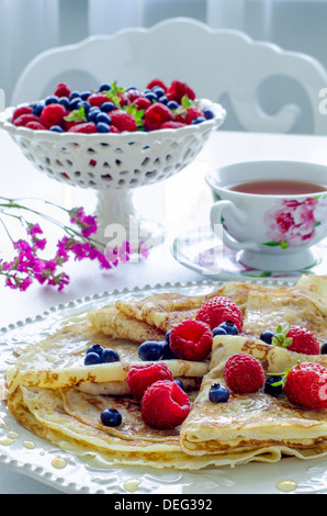 Sonntagsfrühstück auf einem weißen Tisch Stockfoto