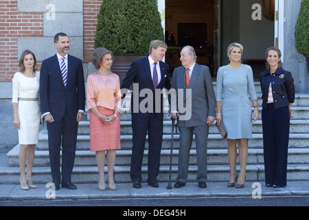 Madrid, Spanien. 18. September 2013. König Juan Carlos von Spanien, Königin Sofia von Spanien, Prinz Felipe von Spanien, Prinzessin Letizia von Spanien, Infantin Elena von Spanien treffen, König Willem-Alexander und Maxima der Königin im Zarzuela-Palast bei ihrem Besuch in Spanien am 18. September 2013 in Madrid Credit: Jack Abuin/ZUMAPRESS.com/Alamy Live News Stockfoto