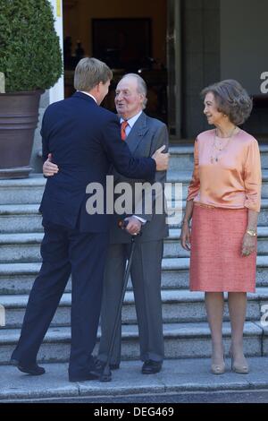 Madrid, Spanien. 18. September 2013. König Juan Carlos von Spanien, Königin Sofia von Spanien, Prinz Felipe von Spanien, Prinzessin Letizia von Spanien, Infantin Elena von Spanien treffen, König Willem-Alexander und Maxima der Königin im Zarzuela-Palast bei ihrem Besuch in Spanien am 18. September 2013 in Madrid Credit: Jack Abuin/ZUMAPRESS.com/Alamy Live News Stockfoto