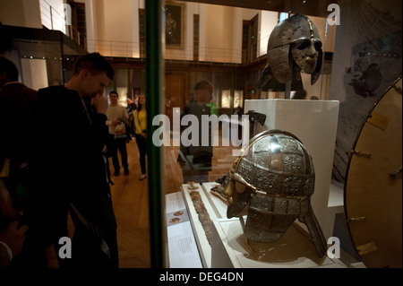 Das British Museum, London, England. 9-2013 Sutton Hoo Anglo Saxon Replica Helm im Vordergrund mit Resten des Originals Stockfoto