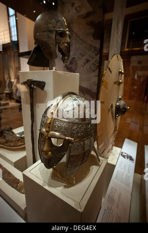 Das British Museum, London, England. 9-2013 Sutton Hoo Anglo Saxon Replica Helm im Vordergrund mit Resten des Originals Stockfoto