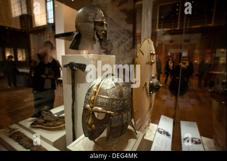 Das British Museum, London, England. 9-2013 Sutton Hoo Anglo Saxon Replica Helm im Vordergrund mit Resten des Originals Stockfoto