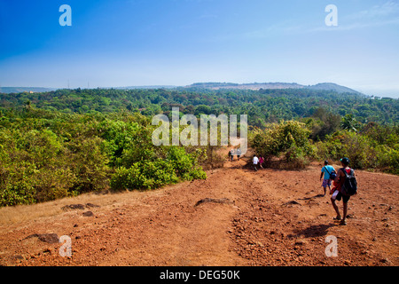 Touristen zu Fuß auf einem Feldweg Chapora Fort, Vagator Beach, Vagator, Bardez, Nord-Goa, Goa, Indien Stockfoto