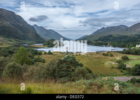 Mit dem Glenfinnan Monument im Vordergrund unten Loch Shiel anzeigen Stockfoto