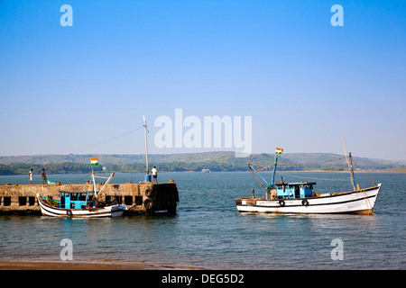 Boote an einem Dock Chapora Hafen, Chapora, Bardez, Nord-Goa, Goa, Indien Stockfoto