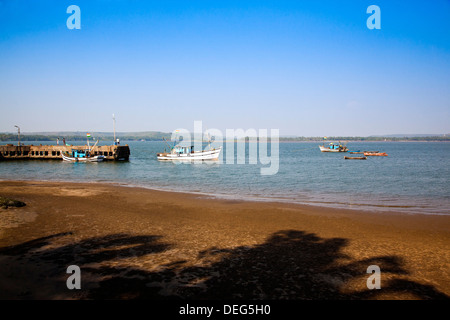 Boote im Meer, Chapora Hafen, Chapora, Bardez, Nord-Goa, Goa, Indien Stockfoto