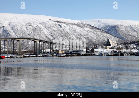 Tromsø-Brücke und die Kathedrale von der Arktis in Tromsdalen, Troms, Norwegen, Skandinavien, Europa Stockfoto