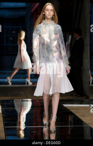 Ein Model trägt eine Design erstellt von Christopher Kane während der London Fashion Week Frühjahr/Sommer 2014. Stockfoto