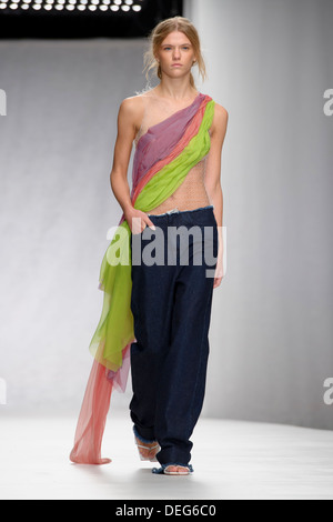 Ein Model trägt eine Design erstellt durch Marques'Almeida während der London Fashion Week Frühjahr/Sommer 2014. Stockfoto