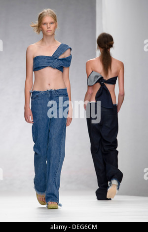 Ein Model trägt eine Design erstellt durch Marques'Almeida während der London Fashion Week Frühjahr/Sommer 2014. Stockfoto