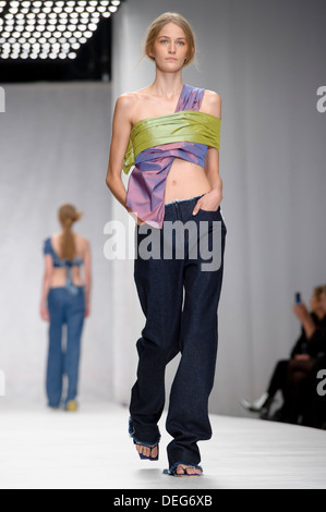 Ein Model trägt eine Design erstellt durch Marques'Almeida während der London Fashion Week Frühjahr/Sommer 2014. Stockfoto