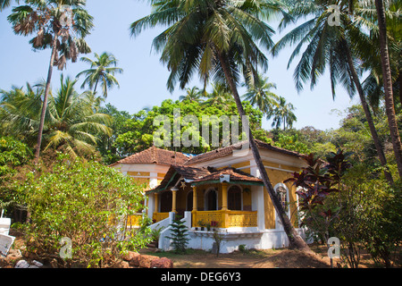 Bäume rund um ein Haus, Siolim, Nord-Goa, Goa, Indien Stockfoto