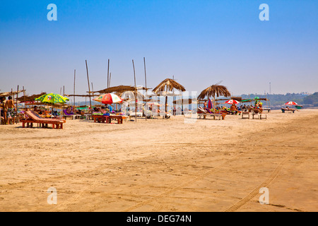 Touristen auf dem Strand, Morjim, Nord-Goa, Goa, Indien Stockfoto