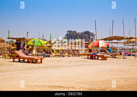 Touristen auf dem Strand, Morjim, Nord-Goa, Goa, Indien Stockfoto