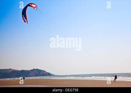 Person genießt Kitesurfen am Strand, Morjim, Nord-Goa, Goa, Indien Stockfoto