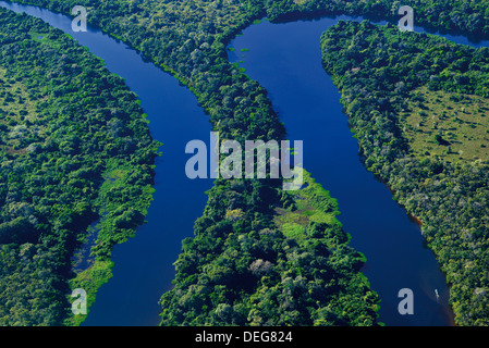 Brasilien, Pantanal: Luftaufnahme des Flusses Claro und Regenwald in der Nähe von Poconé Stockfoto