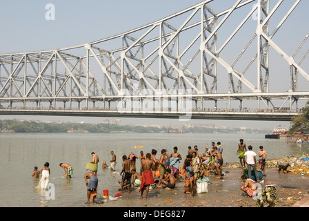 Baden Ghat am Hooghly River, Teil des Ganges River unterhalb Howrah Bridge, Kolkata (Kalkutta), West Bengalen, Indien, Asien Stockfoto