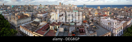 Blick über Havanna Centro in Richtung Meer auf der 9. Etage des Hotels Sevilla, Havanna, Kuba, West Indies Stockfoto