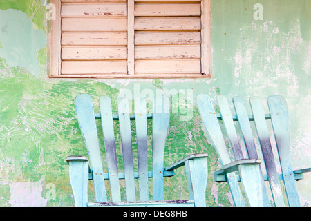 Wand und Schaukelstuhl mit verblichenen Lack in die kleine Stadt von Vinales, Pinar Del Rio Provinz, Kuba, West Indies Stockfoto