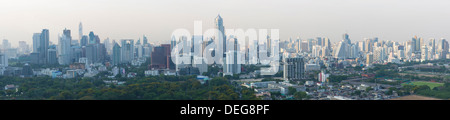 Panoramablick auf die Skyline der Stadt von der Dachbar des Sofitel So Hotels auf North Sathorn Road, Bangkok, Thailand Stockfoto