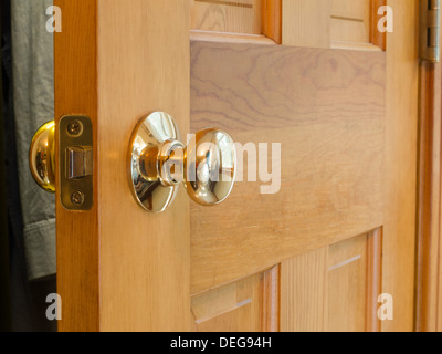 Türgriff für Holztür Stockfoto