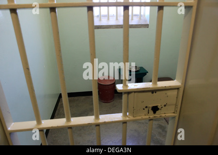 Nelson Mandelas Zelle auf Robben Island, wo er gefangen, in der Nähe von Cape Town, Südafrika gehalten wurde. Stockfoto