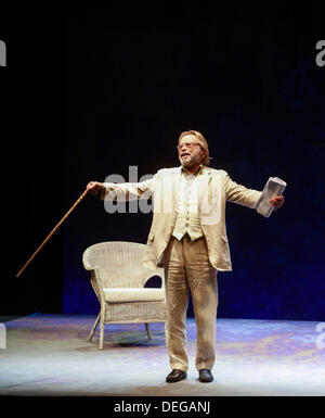 Volker Lechtenbrink alias Benjamin Rubin probt für das Theaterstück "Der Mentor", geschrieben von Daniel Kehlmann in Hamburg, Deutschland, 18. September 2013. Die Premiere findet auf der 20. September 2013. Foto: Ulrich Perrey Stockfoto