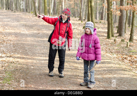 Großmutter mit ihrer 8-jährigen Enkelin auf der Natur-Reise, Tschechien Stockfoto