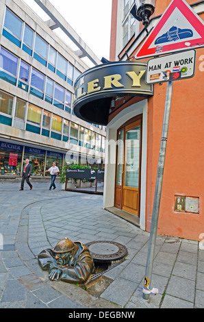 Statue des Cumil, der Mann bei der Arbeit in einem Loch, Bratislava, Slowakei, Europa Stockfoto