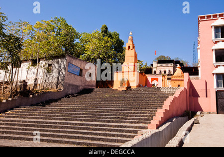 Stufen führen zu einem Tempel, Parli Vaijnath Tempel, Parli Vaijnath, Beed, Maharashtra, Indien Stockfoto