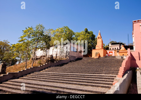 Stufen führen zu einem Tempel, Parli Vaijnath Tempel, Parli Vaijnath, Beed, Maharashtra, Indien Stockfoto