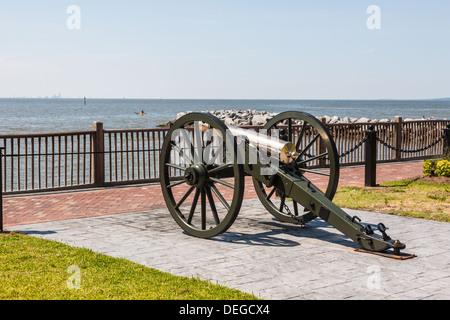 Bronze Canon im Marriott Grand Hotel auf Mobile Bay in Punkt löschen, Alabama Stockfoto