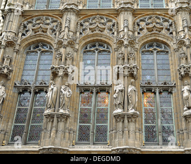 Details der gotischen Fassade des mittelalterlichen Rathauses im historischen Zentrum von Gent, Belgien Stockfoto