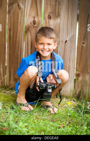 Junge holding Kamera Stockfoto