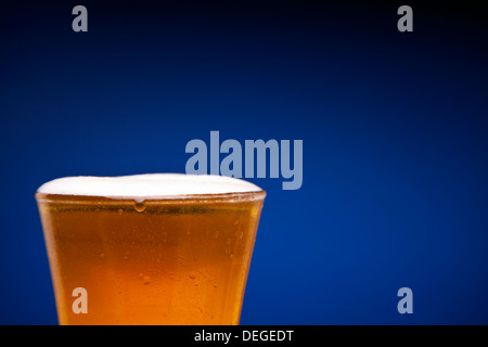 Hautnah auf einem vollen Glas Bier. Kopieren Sie Raum. Stockfoto