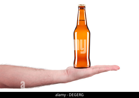 Eine Flasche Bier in der Handfläche einer Hand. Stockfoto