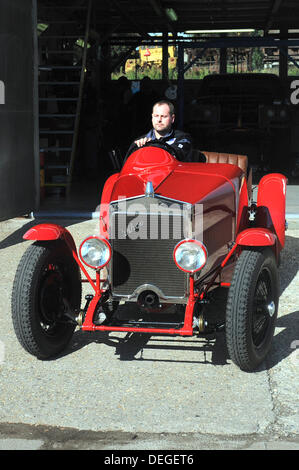 Restaurierte Rennwagen Wikov 7/28, fast 90 Jahre alt, in Koprivnice, Tschechische Republik, 18. September 2013 gilt. Wikov wurde von Ecorra Firma restauriert und es ist eines der letzten Fahrzeuge waren nur zehn Stück produziert. Abgebildete Michal Kania. (Foto/Jaroslav Ozana CTK) Stockfoto