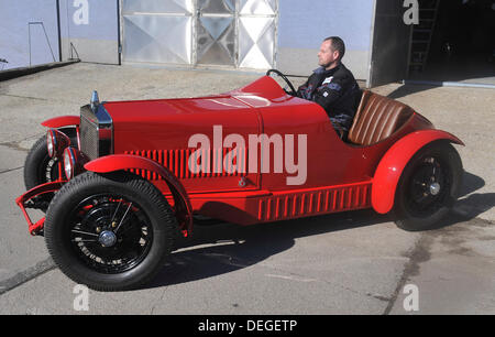 Restaurierte Rennwagen Wikov 7/28, fast 90 Jahre alt, in Koprivnice, Tschechische Republik, 18. September 2013 gilt. Wikov wurde von Ecorra Firma restauriert und es ist eines der letzten Fahrzeuge waren nur zehn Stück produziert. Abgebildete Michal Kania. (Foto/Jaroslav Ozana CTK) Stockfoto