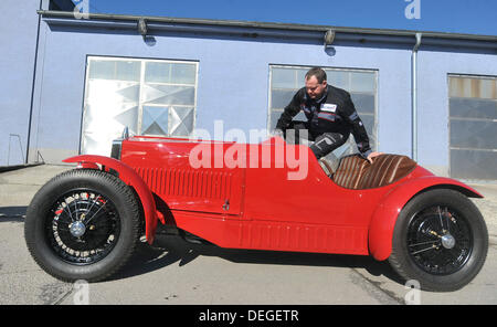 Restaurierte Rennwagen Wikov 7/28, fast 90 Jahre alt, in Koprivnice, Tschechische Republik, 18. September 2013 gilt. Wikov wurde von Ecorra Firma restauriert und es ist eines der letzten Fahrzeuge waren nur zehn Stück produziert. Abgebildete Michal Kania. (Foto/Jaroslav Ozana CTK) Stockfoto